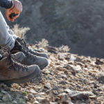 Come vestirsi per i trekking estivi: l’abbigliamento giusto per camminare col caldo